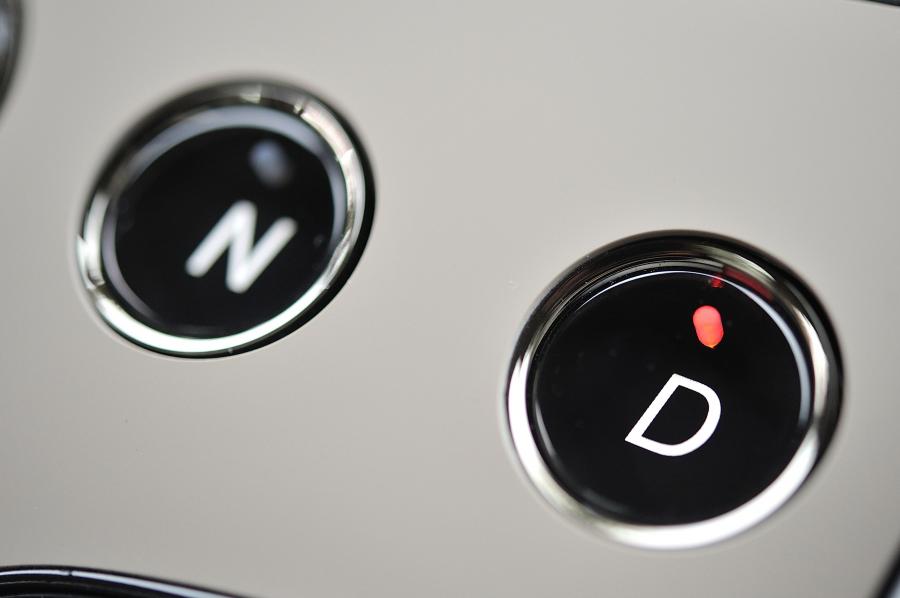 Детали интерьера Aston Martin Vanquish 2012 года  (UK) (фото 66 из 170)